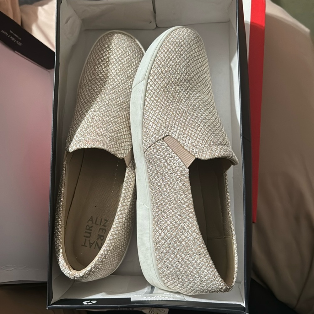 Naturalizer Women’s sz 10 sneakers… worn once.. original packaging..